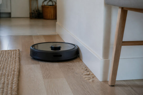 Robotický vysavač projede celý byt. Proč mu u zdí a na koberci může zůstat práce