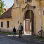 Historická budova v českém městě při zářijové procházce